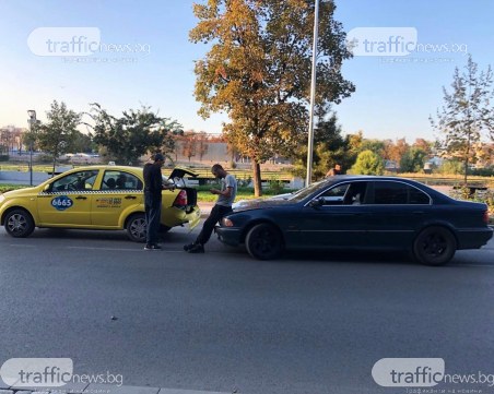 БМВ блъсна такси на кръстовище край Марица в Пловдив
