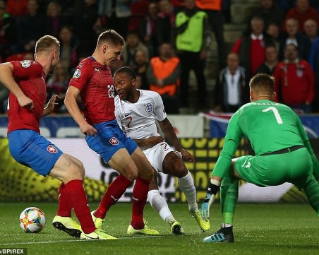 Чехия прекъсна невероятната серия на Англия