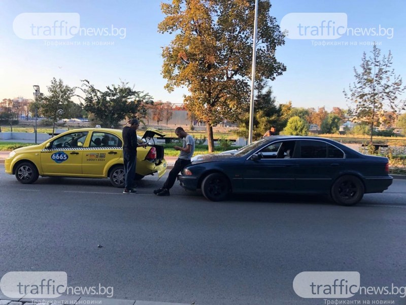 БМВ блъсна такси на кръстовище край Марица в Пловдив