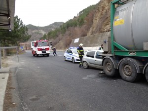Аварирала цистерна затруднява движението на АМ