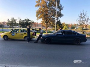 БМВ блъсна такси на кръстовище край Марица в Пловдив