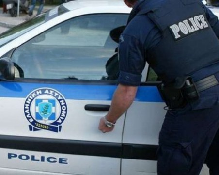 Гръцката полиция задържа българска кола с 20 нелегални мигранти до Кавала