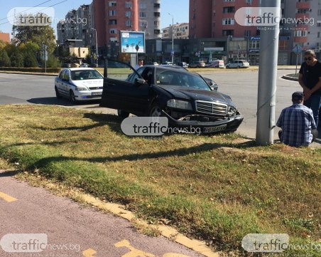 Катастрофа в Пловдив – два Мерцедеса се удариха на кръгово в 