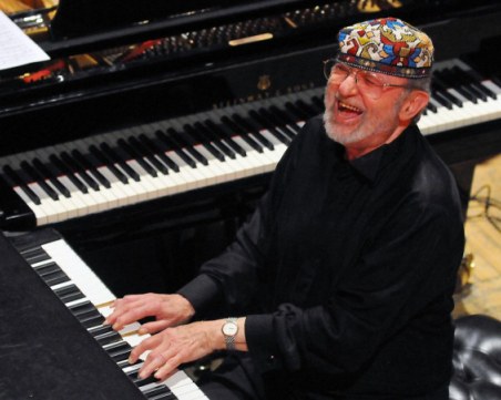 Роднините на Милчо Левиев пожелаха поклонението да бъде в зала 