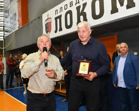 Здравко Димитров с приз от Българската федерация по борба