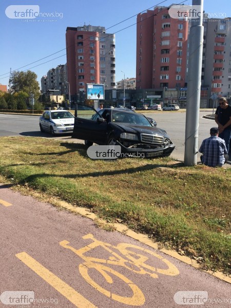 Катастрофа в Пловдив – два Мерцедеса се удариха на кръгово в 