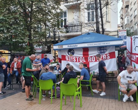 Английските фенове в София: Бира до припадък, песни, бой помежду си и гонки с тротинетки