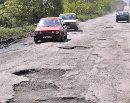 Близо 40% от пътищата ни са опасни заради лош асфалт