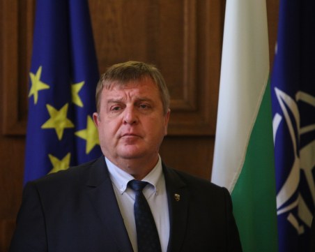 Каракачанов гони страховете: Няма придвижване на бежанци към България