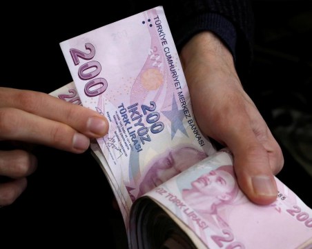 Турската лира се срина след заплаха за нови санкции от Тръмп