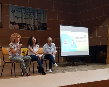 Люси Дяковска отново в училище, обяснява на децата какво е авторско право