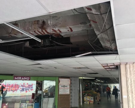 Огромна дупка в тавана на подлез плаши столичани