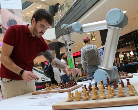 Те идват! Роботи играят шах и танцуват балет в София