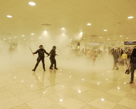 Сблъсъци избухнаха на летището в Барселона, 10 души са ранени