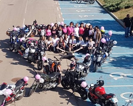 Жени мотористи с трогателен жест в подкрепа на борбата с рак на гърдата