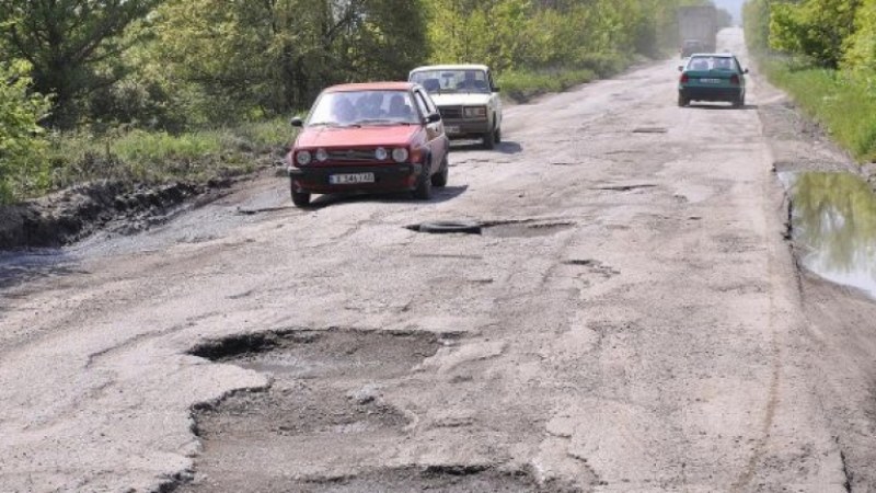 Близо 40% от пътищата ни са опасни заради лош асфалт