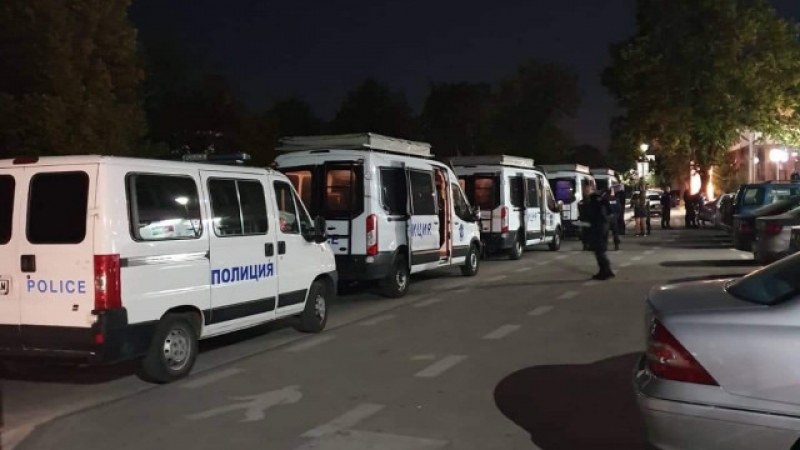 Започна се: Футболни запалянковци се сбиха в центъра на София, има ранен