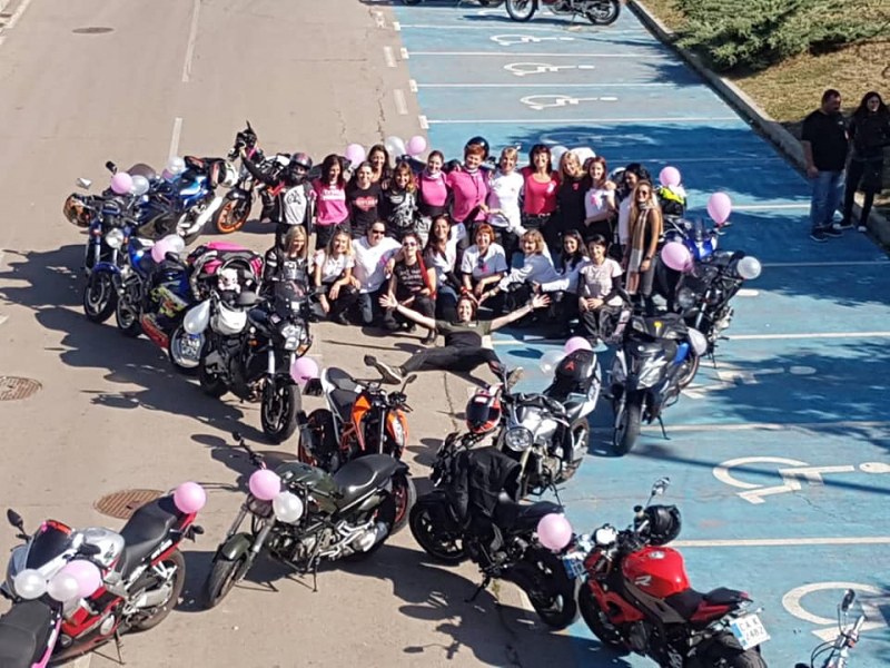 Жени мотористи с трогателен жест в подкрепа на борбата с рак на гърдата
