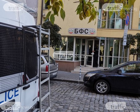 Антимафиоти нахлуха в централата на футболния съюз