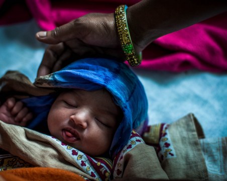 Двойка спаси бебе, погребано живо в делва в Индия