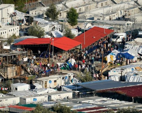 Евакуират стотици мигранти заради голям пожар в Гърция