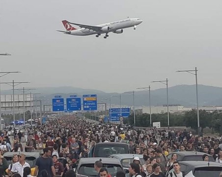 Над 10 души пострадаха при сблъсъците с полицията на летището в Барселона