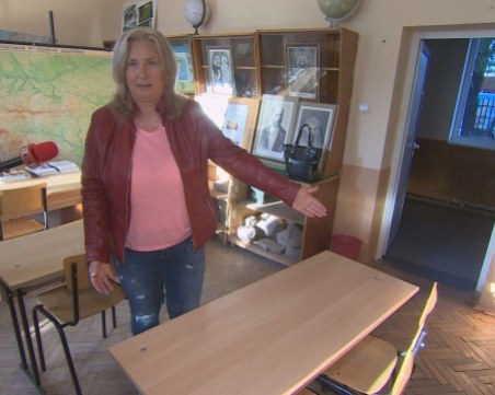 Протестиращи защитават учителката, обвинена, че блъснала дете с чин