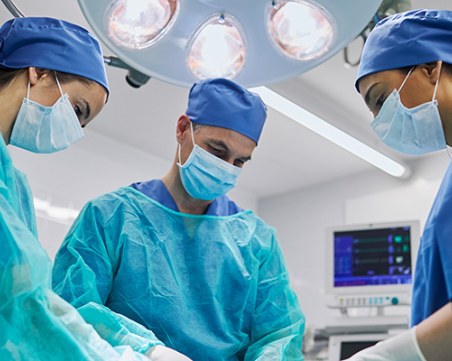 Революционно: Направиха първата в света гръбначна трансплантация