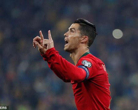 Роналдо вкара гол номер 700, но Португалия падна в Украйна