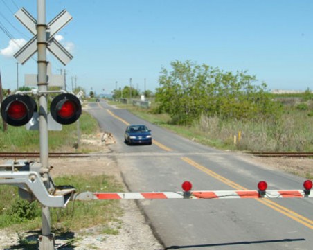 Влак удари кола на прелез в Кубратово! Жена загина намясто, а друга се бори за живота си