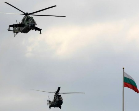Военни вертолети и самолети прелитат над центъра на Пловдив