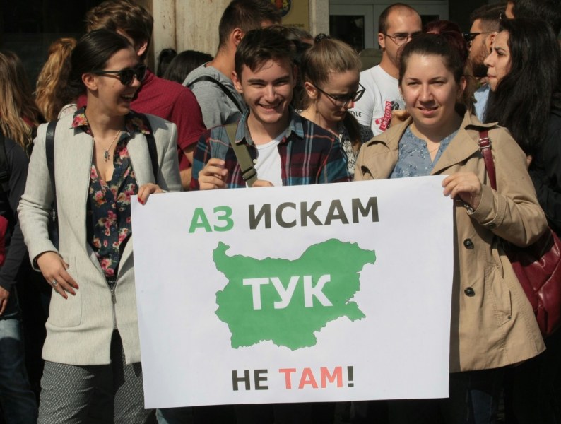 Млади лекари отново на протест под прозорците на министър Ананиев
