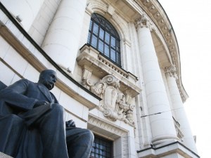 Ректорът на СУ сключил договор с майка си за хиляди лева