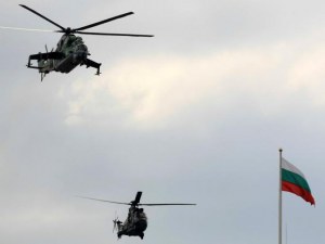 Военни вертолети и самолети прелитат над центъра на Пловдив