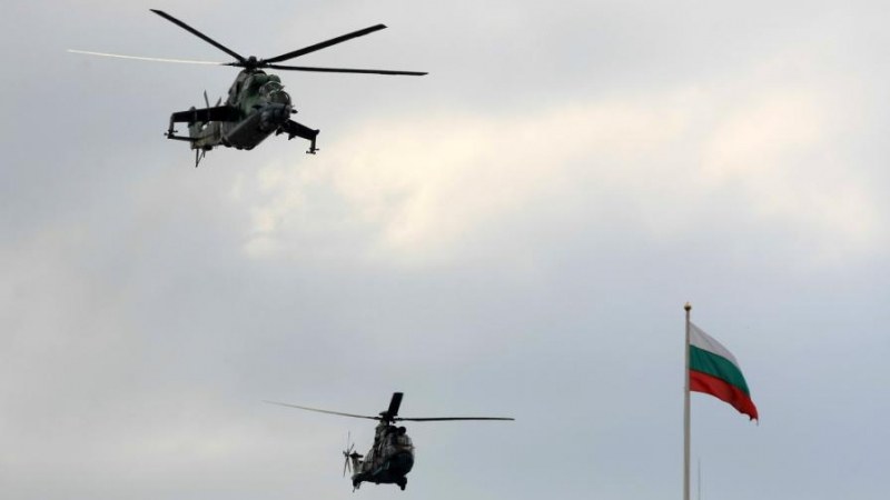 Военни вертолети и самолети прелитат над центъра на Пловдив