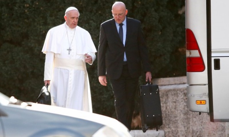 Защо папата уволни своя ангел-пазител