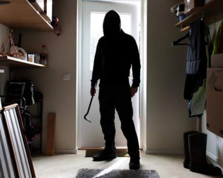 Крадец влезе в роля на полицай, нападна и ограби пловдивчанка