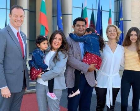 Посрещнаха Херо Мустафа с хляб и сол, доведе семейството си у нас