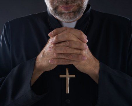 Трагедия! Свещеник издъхна по време на сватба, задави се с месо