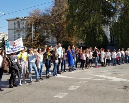 Медицински сестри окупираха здравното министерство