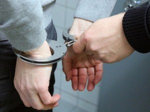 Баща пребива дъщеря си с лопата, колан и въдица, вади й пистолет