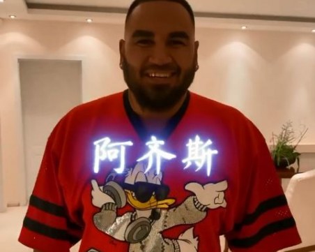 Азис се запали по китайския език