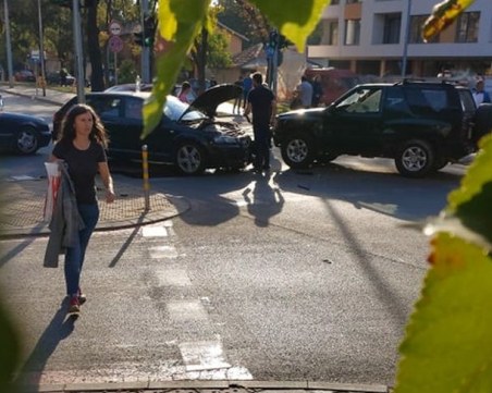 Челен сблъсък на пловдивски булевард, две коли са с размазани предници