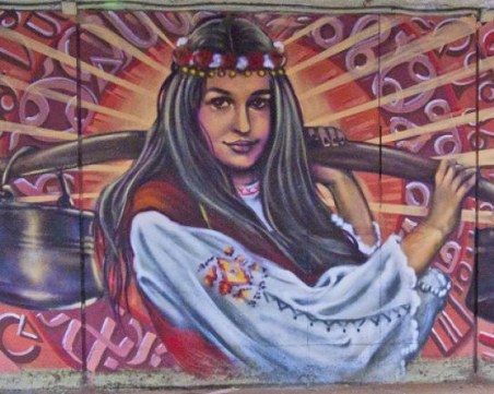 Фолклорен подлез събира пано на Енчо Пиронков с графити на Цветан Узунов в Пловдив