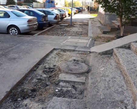 Пълен абсурд! Нарязан тротоар вече десети ден спъва жителите на 