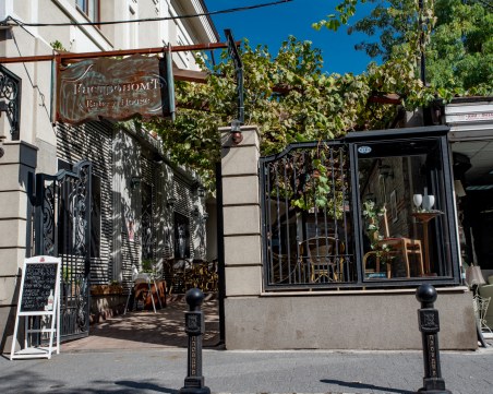 Пловдивски ресторант възражда ритуала по пиене на крафт ракия с мезе