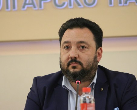 Шефът на БНР не си дава поста, ще обжалва решението на СЕМ