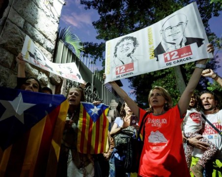 Външно зове: Не ходете в Барселона, чакат ви улични боеве, барикади и протести