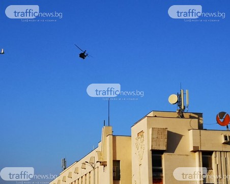 Военни самолети кръжат в небето над Пловдив, парашутистите - с атрактивна демонстрация