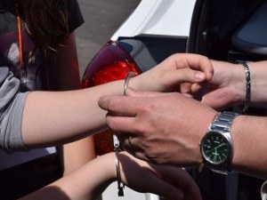 Спипаха две жени, влезли в роля на „мулета